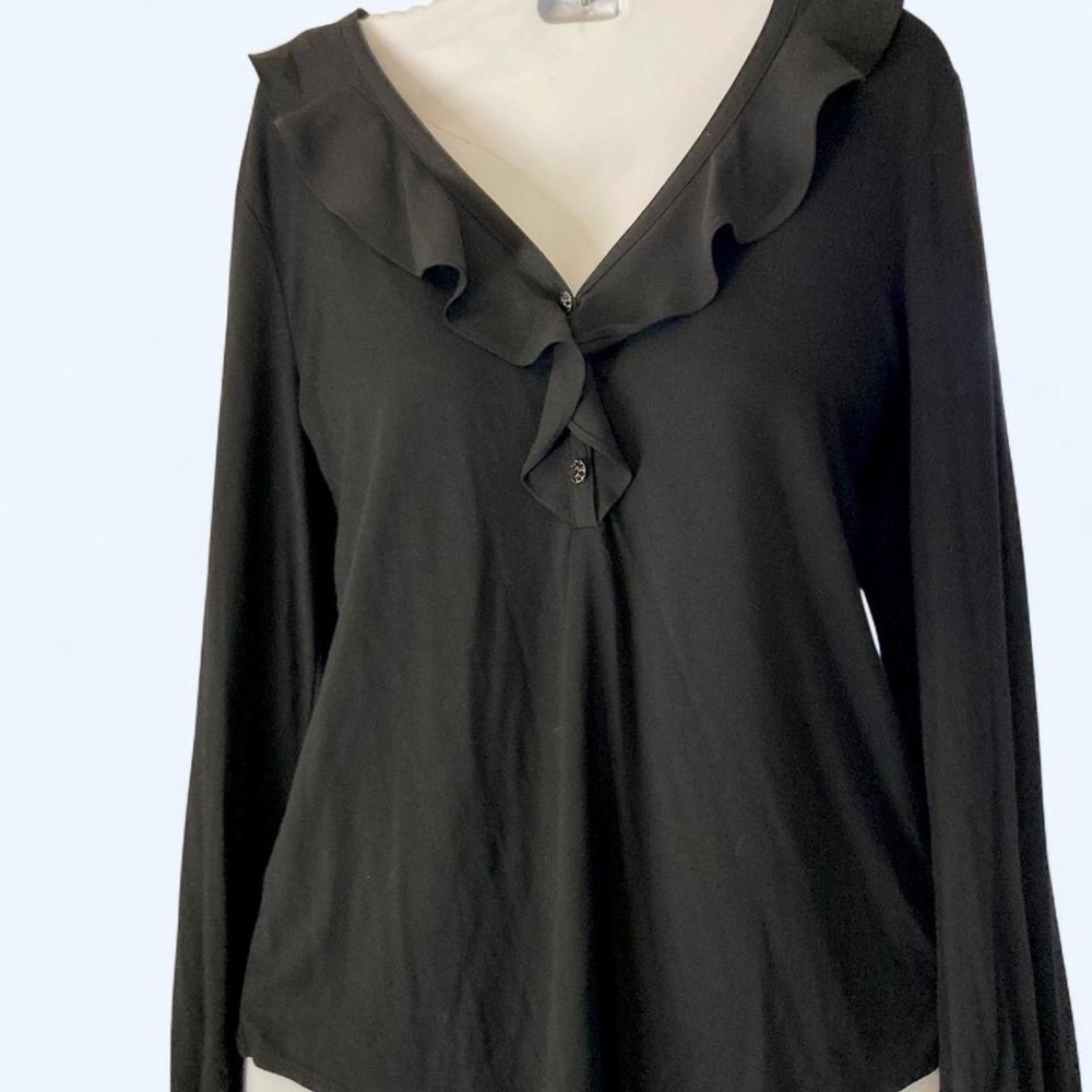 White House Black long sleeve blouse w ruffle detail & detail button closure. XS
